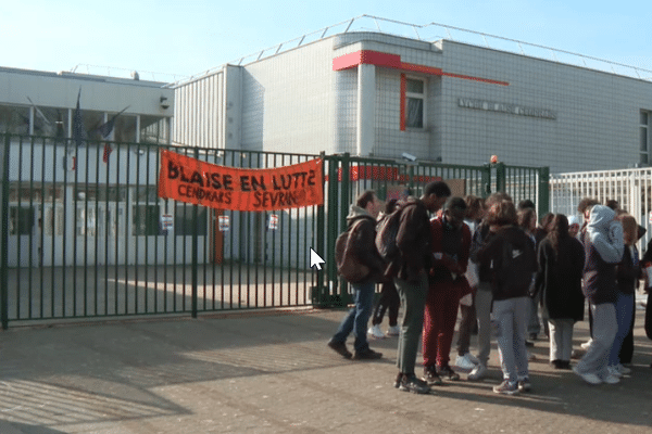 Les élèves du lycée Blaise Cendrars à Sevran dénoncent l'état de délabrement de leur établissement.