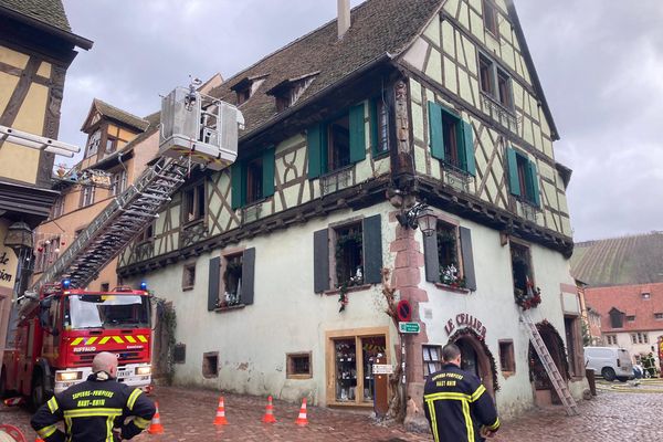 Le feu a ravagé le rez-de-chaussée du restaurant Le Cellier, à Riquewihr (Haut-Rhin)