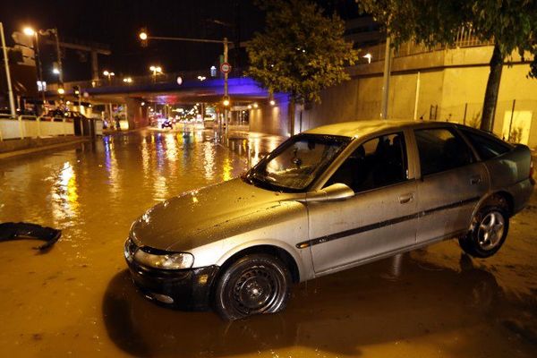 L'enlèvement de la voiture dans laquelle se trouvaient les deux hommes