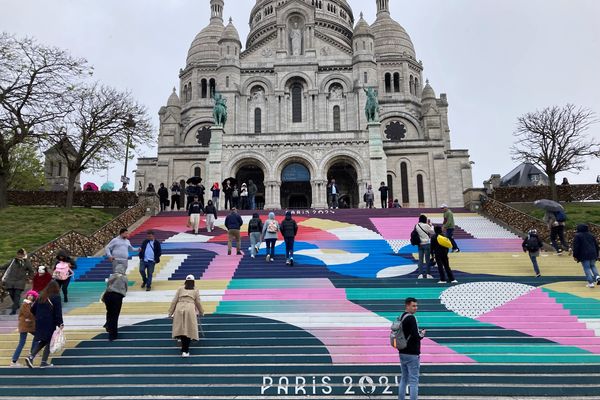Les escaliers de Montmartre ont été repeintes aux couleurs des JO de Paris.