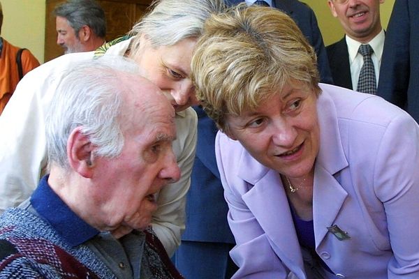 Paulette Guinchard en 2001 avec des personnes âgées.