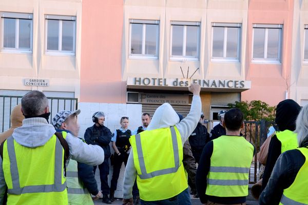 Des gilets jaunes, le 1er décembre dernier, protestent devant le centre des finances de Narbonne