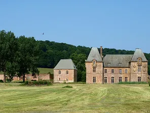 Le Mont-Dieu est la commune la moins peuplée des Ardennes avec onze habitants. Sans bourg ni bâtiments publics, elle n'est composée que de lieux-dits.