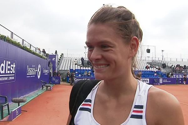 Chloé Paquet tout sourire après sa victoire lors du premier tour des Internationaux de tennis de Strasbourg