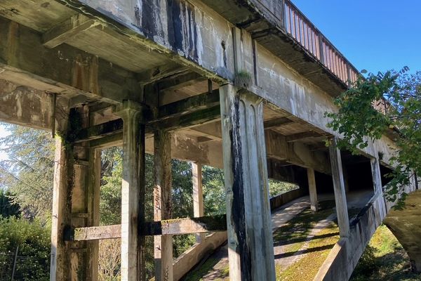 Le pont des Roudières,entre les communes de Boussac-Bourg et de Saint-Silvain-Bas-le-Roc en Creuse, vient d’être totalement fermé à toute circulation, même piétonne, du fait de sa vétusté et de sa dangerosité.