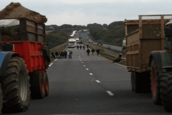 300 manifestants de l'agroalimentaire ont bloqué le pont de Morlaix en début d'après-midi