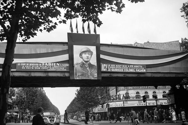 Bannière déployée à Paris en 1946 commémorant la première attaque contre un soldat allemand par le Colonel Fabien