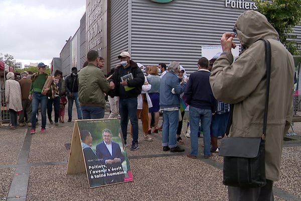 Le maire sortant est arrivé premier avec une courte avance au premier tour. Ce matin, les trois candidats aux municipales étaient présents sur le marché des Couronneries à Poitiers.