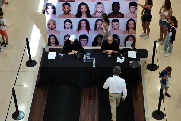 Près de 400 personnes ont défilé sur ce tapis noir, samedi 9 septembre à Rouen, pour tenter sa chance de devenir le nouveau visage d'une maison de luxe.