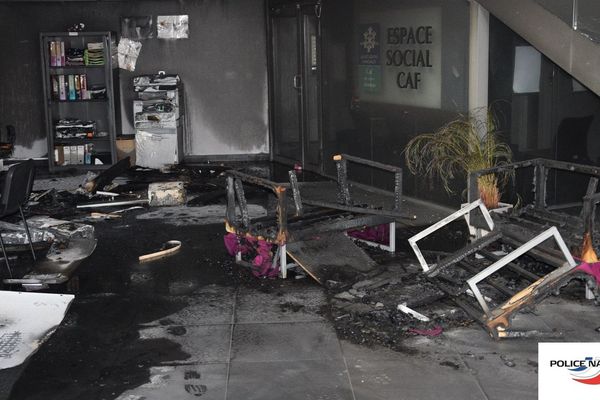 Dans la nuit du 03 au 04 Juillet 2018, en marge des émeutes liées au décès d'un individu sur le secteur de la cité du Breil à NANTES, un groupe d'une vingtaine de jeunes, pour la plupart cagoulés, commettaient diverses exactions.