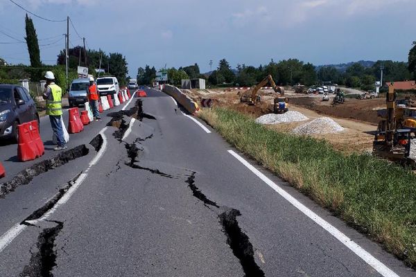 La RN 21 affaissée à hauteur de Pujols. 