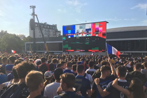 La foule devant l'écran géant installé esplanade Charles de Gaulle à Rennes, pour la demi-finale qui a vu la victoire de la France