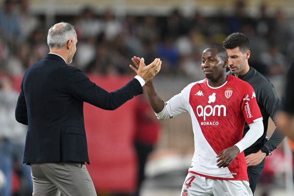 Le milieu de terrain Mohamed Camara tape dans la main de l'entraineur de l'AS Monaco Adi Hutter. Sur son maillot, le joueur à aposé du spraradra pour masquer le logo arc-en-ciel, symbole de lutte contre l'homophobie.