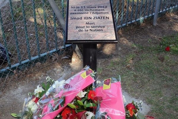 La plaque érigée en la mémoire d'Imad Ibn Ziaten à Toulouse.