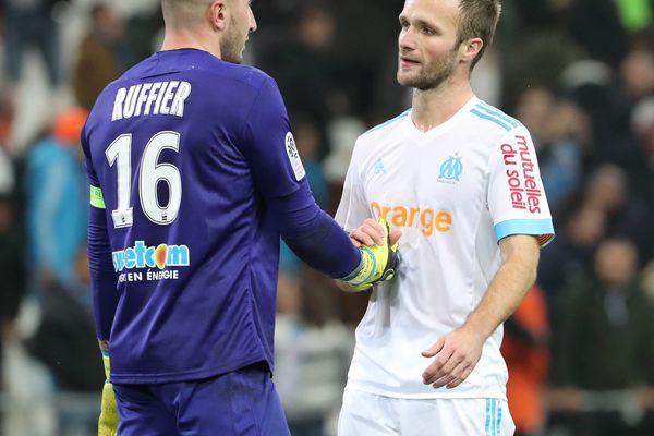 Le portier stéphanois Stéphane Ruffier félicitant Valère Germain, auteur d'un doublé à Marseille face à Saint-Etienne