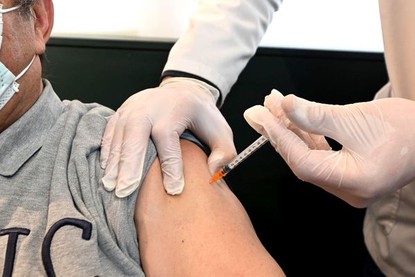 La vaccination va être élargie aux plus de 70 ans sans comorbidité.