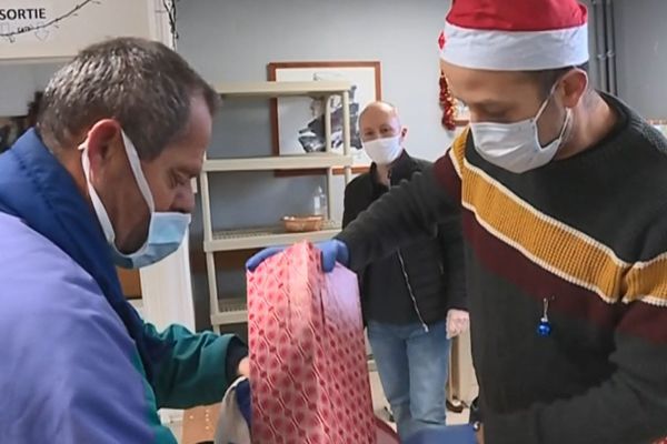 Distribution de cadeaux à la Halte à Brest grâce à l'opération des calendriers de l'avent inversés