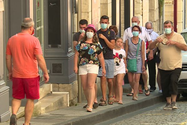 Pour profiter des charmes de la cité médiévale de Saint-Emilion, les visiteurs doivent obligatoirement porter un masque. 