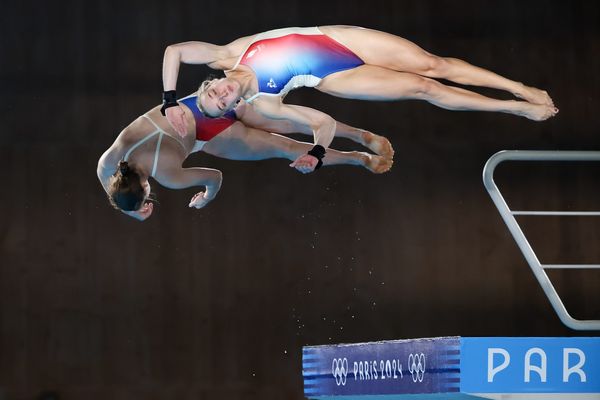 Jade Gillet et sa binôme Emily Hallifax lors de la finale de plongeon synchronisé féminin (10m) des Jeux Olympiques de Paris 2024.