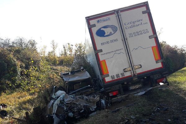 Une collision mortelle entre une auto et un poids lourd a eu lieu près de Joigny vendredi 9 novembre 2018.