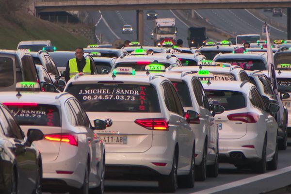 Plusieurs centaines de taxis ont mené une opération escargot ce lundi 2 décembre, à hauteur du péage de Saint-Quentin-Fallavier, en Isère.