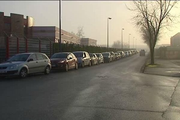 15/01/14 - Longue file d'attente devant le centre Logista France de Mions (Rhône)