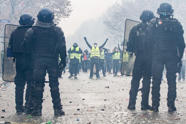 Des manifestants gilets jaunes face aux forces de police, sur les Champs Elysées le 1er décembre 2018, lors de l'épisode 3 des manifestations "Gilets Jaunes" (archives)