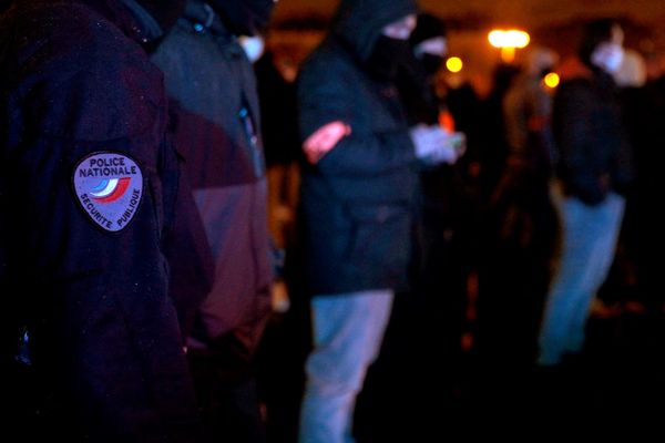 Les policiers de Cahors dans le Lot ont dû repousser un groupe composé d'une dizaine de personnes, dont certaines cagoulées et armées de batte de baseball. La bande voulait s'en prendre à deux gardés à vue après une rixe.