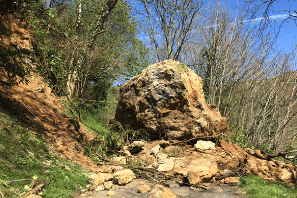 Le rocher tombé dimanche après-midi à Perpezac-le-Blanc