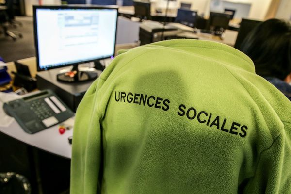 Derrière le 115, des opérateurs des urgences sociales répondent aux appels 24h/24.