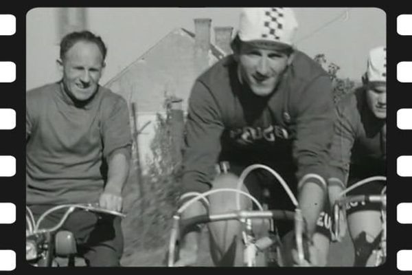 Jean-Pierre Danguillaume, ancien coureur cycliste Tourangeau en entraînement avec son père en 1976