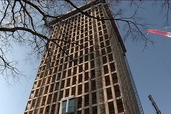 L'ancienne tour EDF dans le quartier Part-Dieu (Lyon 3e) rebaptisée Silex 2 est en chantier ...