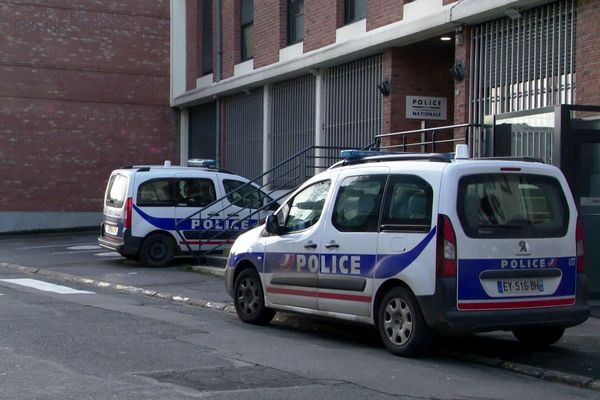 L'homme se serait donné la mort devant le commissariat de Bruay-la-Buissière. 