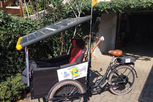 Le tricycle de Pierre et son épouse Annick, atteinte de la maladie d'Alzheimer.