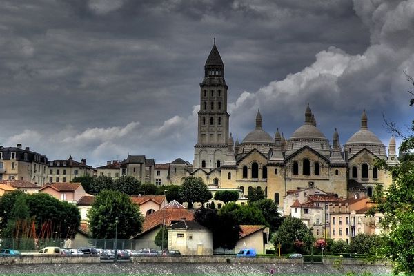 Le groupe Villemain était mobilisé sur le chantier de la cathédrale Saint-Front de Périgueux, les travaux vont être mis en suspend.