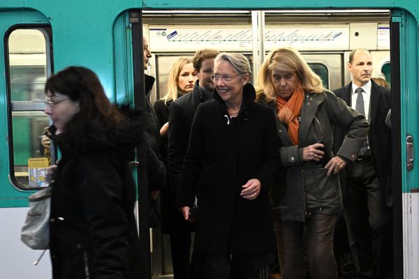 Elisabeth Borne était présente dans le métro parisien ce matin pour le lancement de la campagne "Levons les yeux".