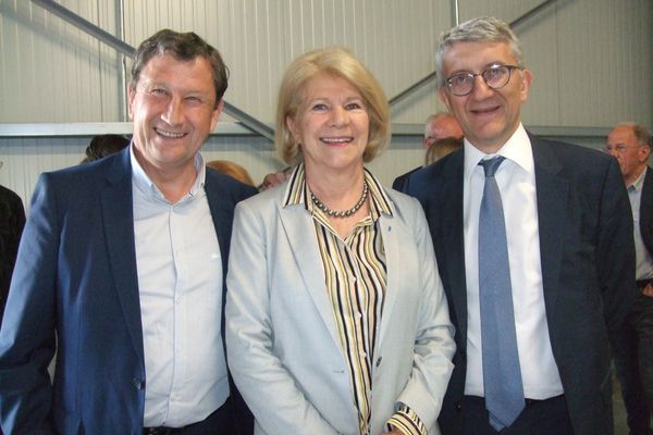 Francine Lebon Melnotte (au centre) entourée du préfet Thierry Mosiman et Philippe Pichery, président du département de l'Aube lors de l'inauguration des nouveaux locaux de l'association Du cœur au travail, à Bar-sur-Seine (Aube).