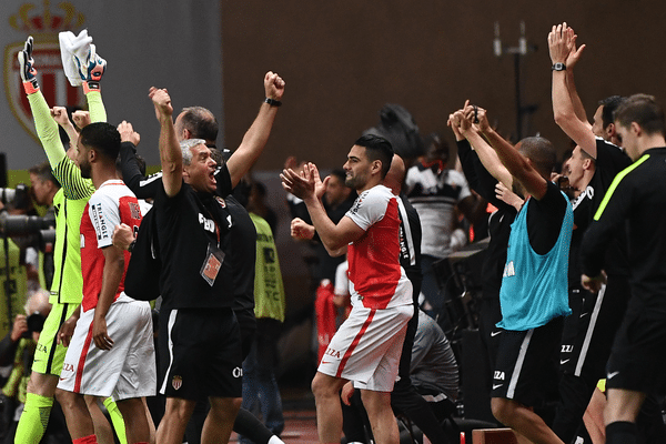 Les Monégasques fêtent leur titre acquis après leur victoire 2-0 face à Saint-Etienne