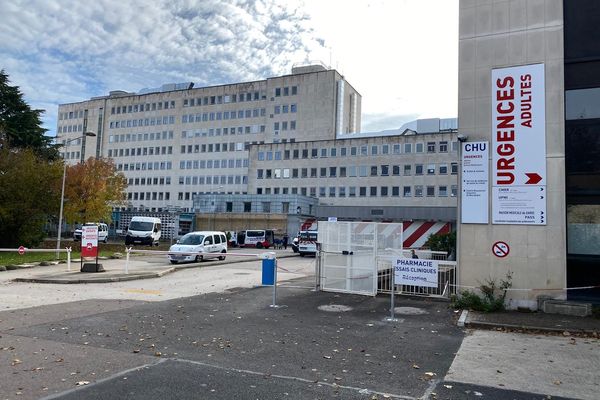 L'entrée des urgences au CHU de Dijon (Côte-d'Or).