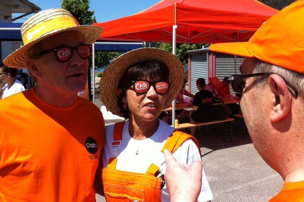 Les militants CFDT, entièrement équipés jusqu'aux lunettes, à la rencontre des saisonniers de Gérardmer.