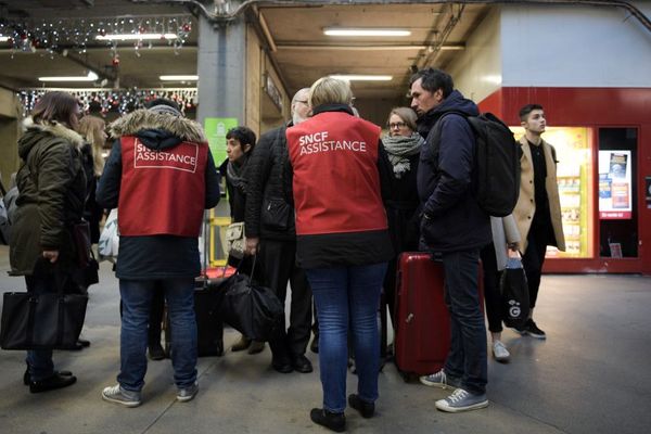 Ce dimanche 3 décembre, des milliers de voyageurs ont été bloqués à la gare Montparnasse à Paris suite à une panne informatique