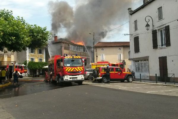 Un incendie a détruit cinq maisons et une grange à Mane en Haute-Garonne.