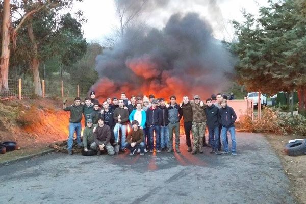 09/01/14 - Une trentaine de lycéens ont manifesté devant le lycée agricole de Sartène (Corse-du-Sud) pour protester contre la censure de l'arrêté Miot par le Conseil constitutionnel.