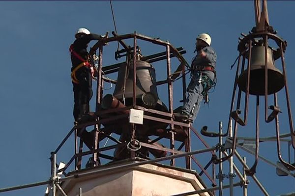 Le campanile de l'église Saint -Pierre à Prades a retrouvé sa cloche de 850 kilos. Hissée à 35 m de haut, elle date du 17 e.