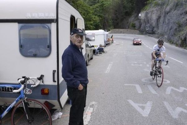 Des spectateurs du Tour de France, sur la route de l'Alpe d'Huez le 14 juillet 2013. 
