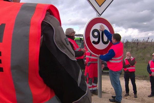 Installation d'un panneau 90 km/h, illustration 