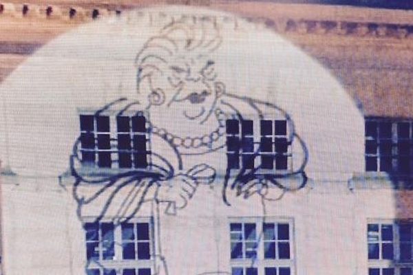 Projection des dessins de Cabu sur la façade de l'Hôtel de Ville.