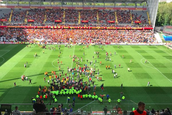 Les supporters lensois, furieux de la prestation de leur équipe, ont envahi le stade à la 67e minute.