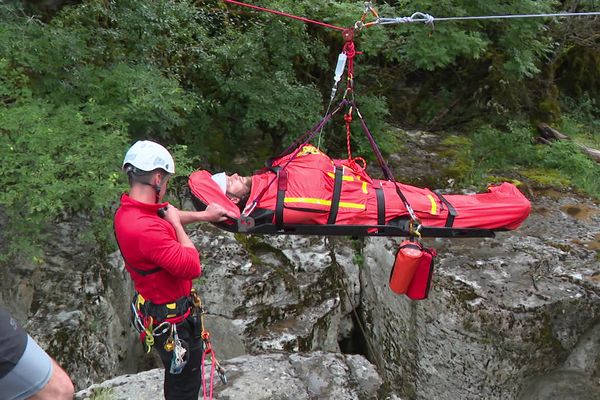 Les pompiers de l'Ain ont procédé a un exercice de sauvetage à la cascade de Cerveyrieu, simulant un accident de canyoning.