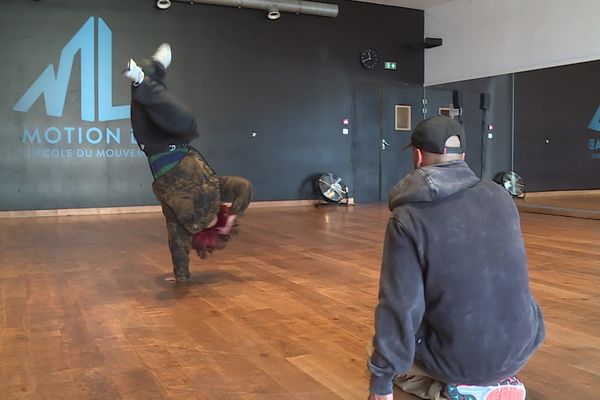 Sarah Bee, chamionne de breakdance prépare les J.O de Paris avec le champion toulousain Mister Keys.